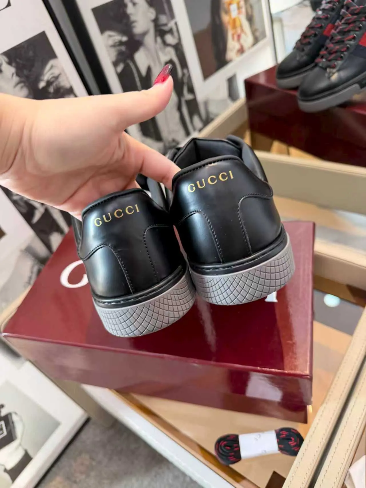 [G Home] P: 580💰 Men's model, Sizs: 39-44 (customized at 45) GUCCI classic design, casual elements, catwalk model. This pair of top-quality GUCCI shoes, with pure white as the main tone, shows elegance. The iconic red and green webbing embellishment instantly demonstrates the brand's charm and trendy attitude without the need for too many words. The upper material is delicate and feels comfortable, making every step feel like walking on the clouds. Exquisite details, such as shiny decorations and unique metal buckles on the shoes, add highlights to the overall look, giving off a unique brilliance inadvertently. Whether paired with casual jeans for a casual look or paired with a simple dress for a gentle and romantic look, it can be easily worn and becomes a versatile item in your wardrobe. Choose it and embark on a journey that combines style and comfort, making every trip a fashion show.